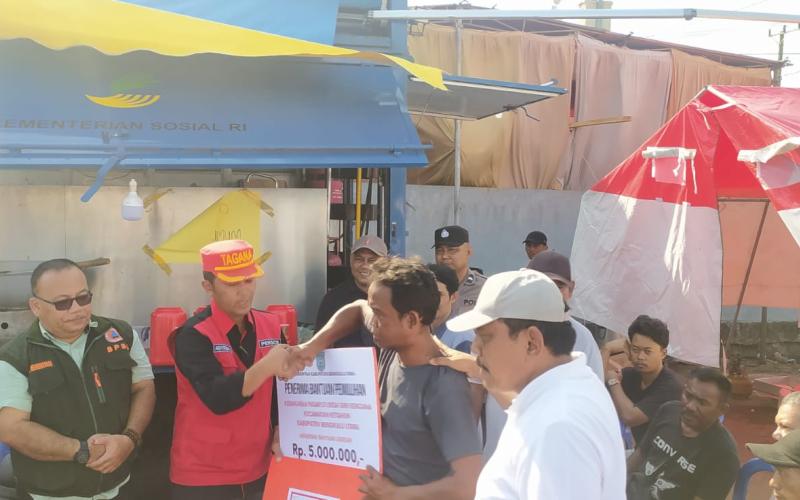 Polsek Ketahun Berikan Bantuan dari BPBD dan Linjamsos kepada Korban Kebakaran