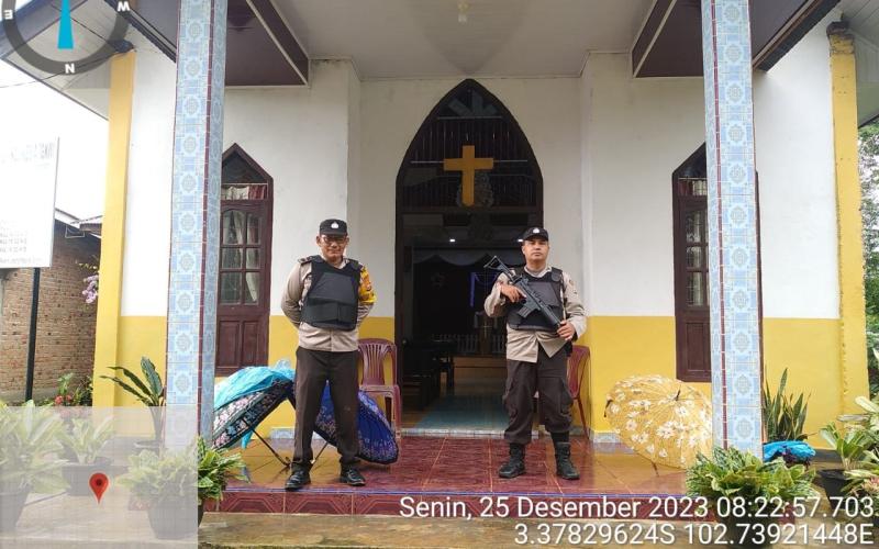 Polsek Padang Ulak Tanding Amankan Ibadah Natal 2023 di Gereja GKII Desa Kasie Kasubun