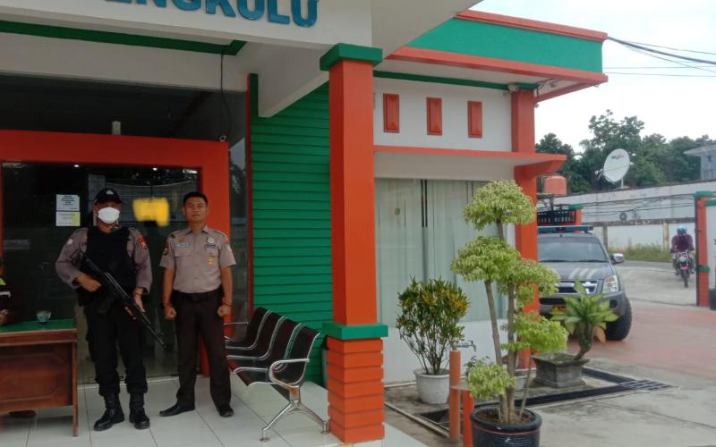 Berikan Rasa Aman dan Nyaman Bertransaksi, Personil Polsek Ketahun Pam Bank BPD