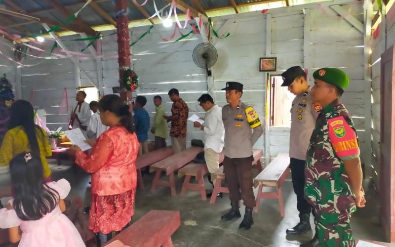 Bersinergi, Personel Polsek Kaur Selatan Bersama Personel TNI Laksanakan Pengamanan Natal di Gereja