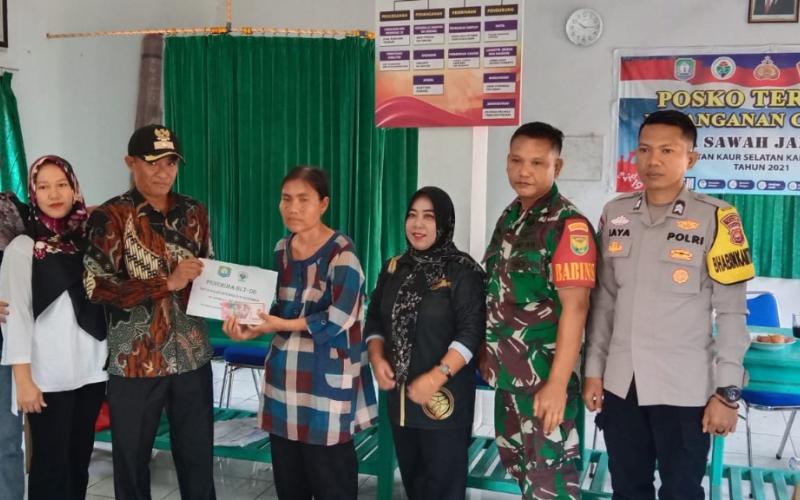 Hadiri Penyaluran BLT DD di Desa Sawah Jangkung, Bhabinkamtibmas Sampaikan Imbauan Kamtibmas