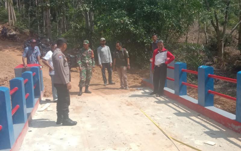 Bhabinkamtibmas Polsek Ketahun Hadiri Sertifikasi Fisik Pembangunan Tahun 2023 Desa Melati Harjo