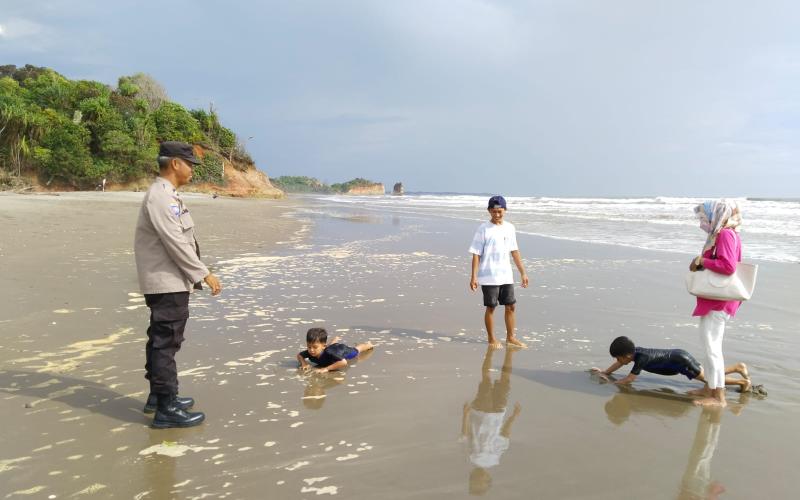 Antisipasi Gangguan Kamtibmas, Polsek Ketahun Giat Pengamanan Objek Wisata Pantai