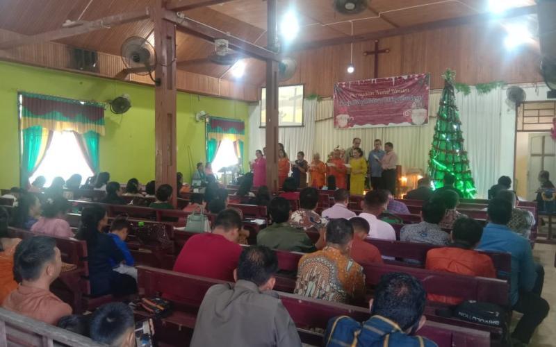 Personel Polsek Air Besi Amankan Ibadah Tahun Baru di Gereja Gekisia Desa Tebing Kandang