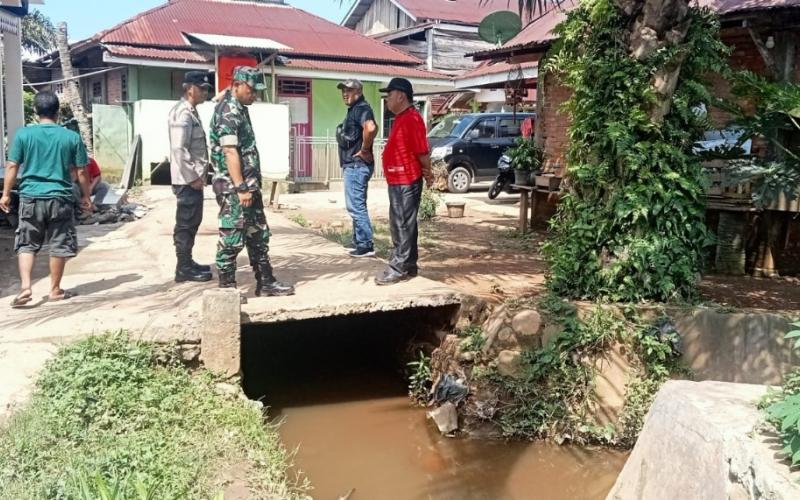 Bhabinkamtibmas Polsek Ketahun dan Tripika Ketahun Monitoring dan Evaluasi Banjir di Perumnas Giri Kencana