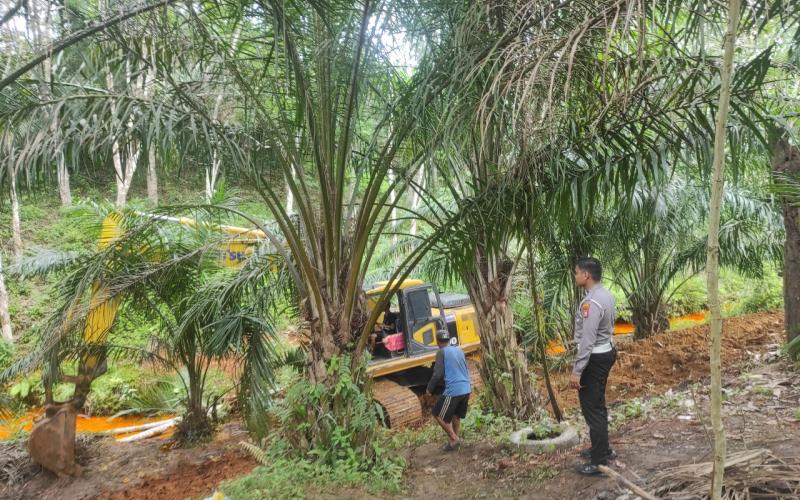 Polsek Ketahun Bantu Evakuasi Pengamanan Truk Tangki CPO Terguling Masuk Jurang