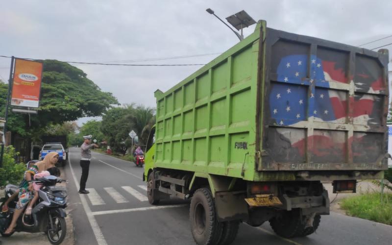 Polsek Ketahun Berikan Pelayanan Bagi Masyarakat Atur Lalu Lintas di Pagi Hari