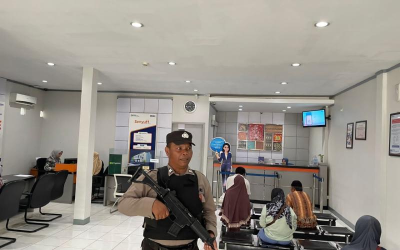 Personel Polsek Ketahun Kontrol Bank BRI, Berikan Rasa Aman dan Kondusif