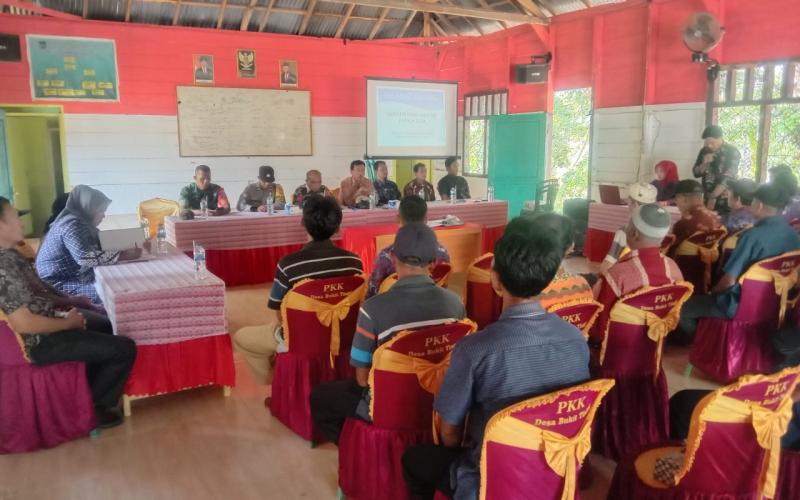 Bhabinkamtibmas Hadiri Serah Terima Jabatan Kepala Desa di Wilayah Binaannya