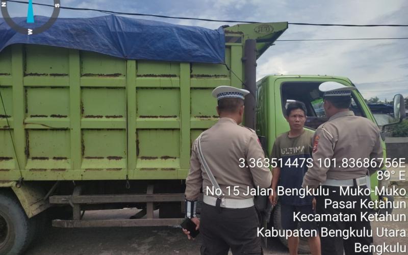 Polsek Ketahun Beri Imbauan Pada Truk Batu Bara Dilarang Lewat Jalur Urai - Bintunan