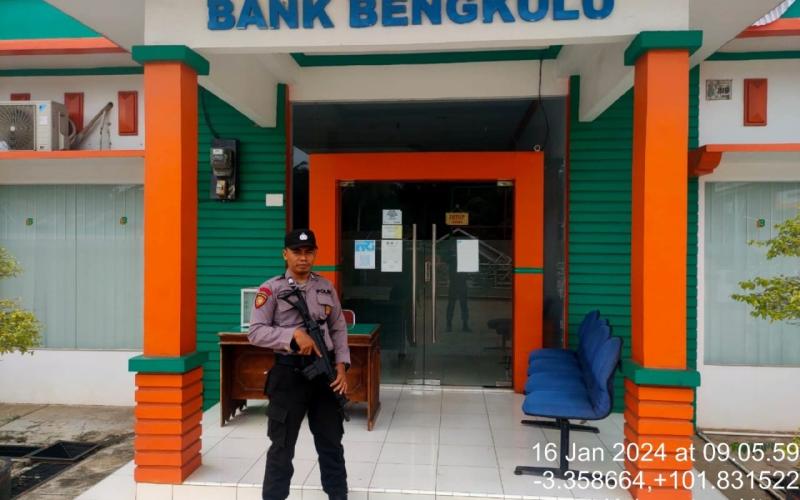 Personel Polsek Ketahun Pengamanan Objek Vital Bank BPD