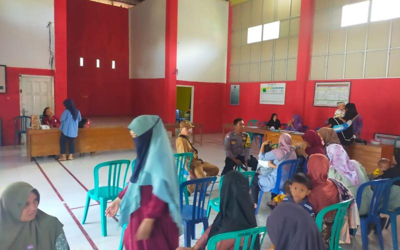 Hadir di Posyandu, Bhabinkamtibmas Polsek Ketahun Berikan Pesan Kamtibmas ke Warga