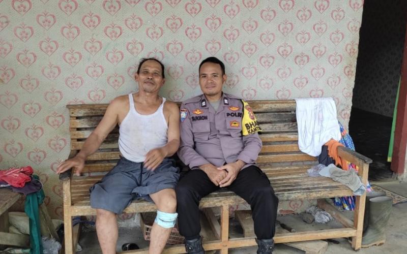 Peduli kepada Warganya, Bhabinkamtibmas Polsek Padang Jaya Jenguk Warga yang Sakit