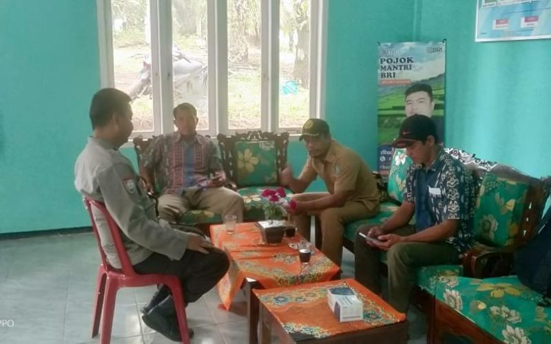 Melalui Cooling System Bhabinkamtibmas Desa Kualalangi Sambangi Ketua BPD, Berikan Imbauan Kamtibmas