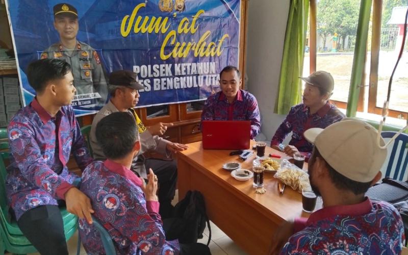 Melalui Program Jumat Curhat, Polsek Ketahun Dengar Keluhan Masyarakat Desa
