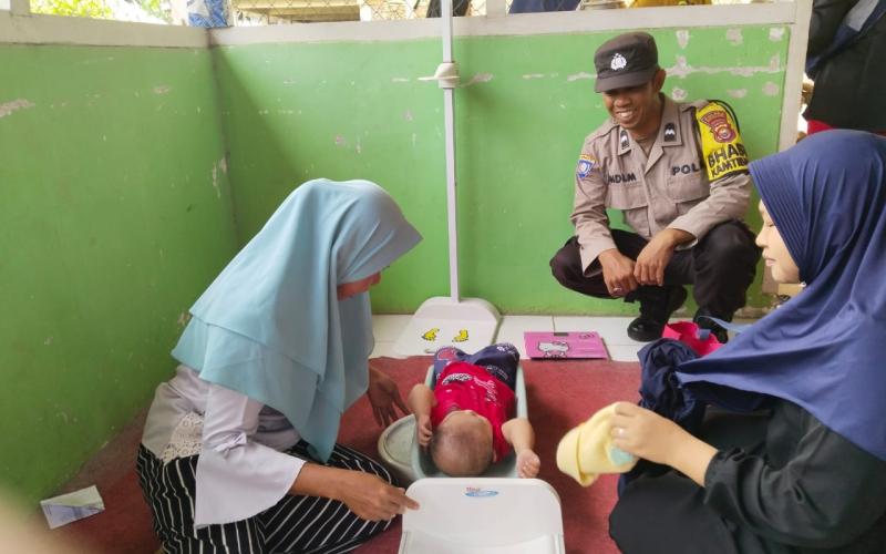 Wujud Kehadiran Polisi, Bhabinkamtibmas Polsek Ketahun Datangi Kegiatan Posyandu Balita