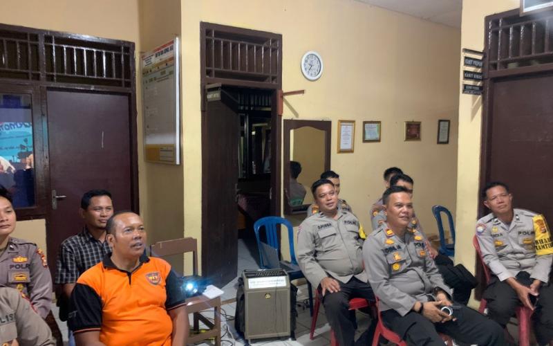 Kapolsek Beserta Anggota Polsek Batik Nau Nonton Bareng Acara Pentas Musik yang Bertajuk Peace Harmony