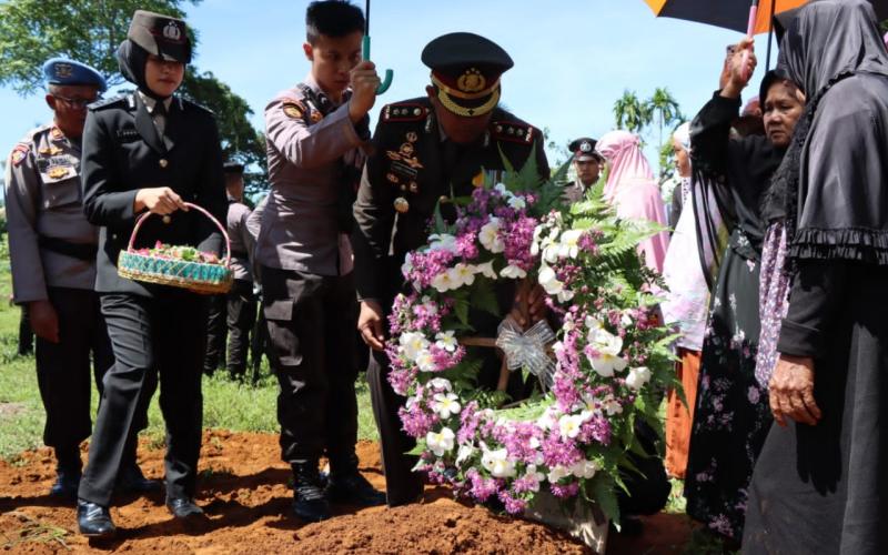 Kapolres Bengkulu Utara Memimpin Prosesi Pemakaman Personel Polsek Air Besi
