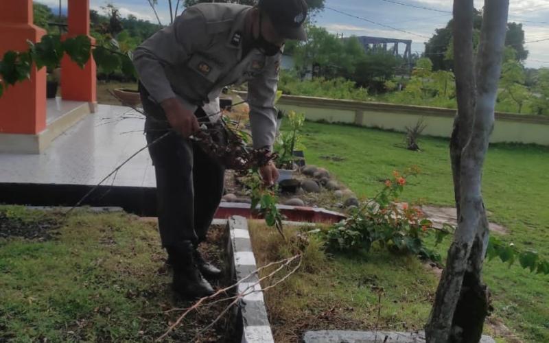 Jaga Keersihan Lingkungan, Polsek Maje Laksanakan Sabtu Lingkungan