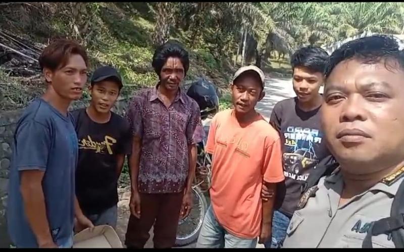 Bhabinkamtibmas Polsek Batik Nau Sosialisasi Saber Pungli ke Jalur Pesisir Kecamatan Batik Nau