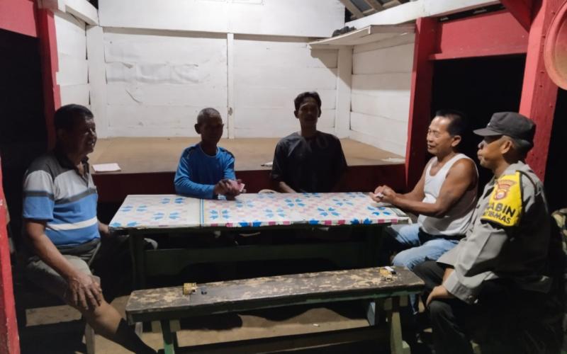 Bhabinkamtibmas Polsek Ketahun Sambang Pos Kamling, Ajak Warga Aktif Jaga Desa Antisipasi Gangguan Kamtibmas dan Dukung Pemilu Damai 2024