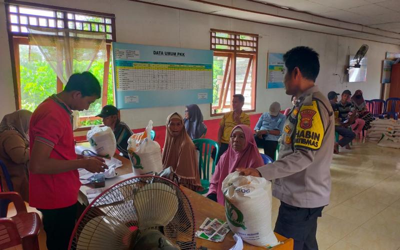 Bhabinkamtibmas Polsek Ketahun Memantau Langsung Kegiatan Pembagian Beras Bulog