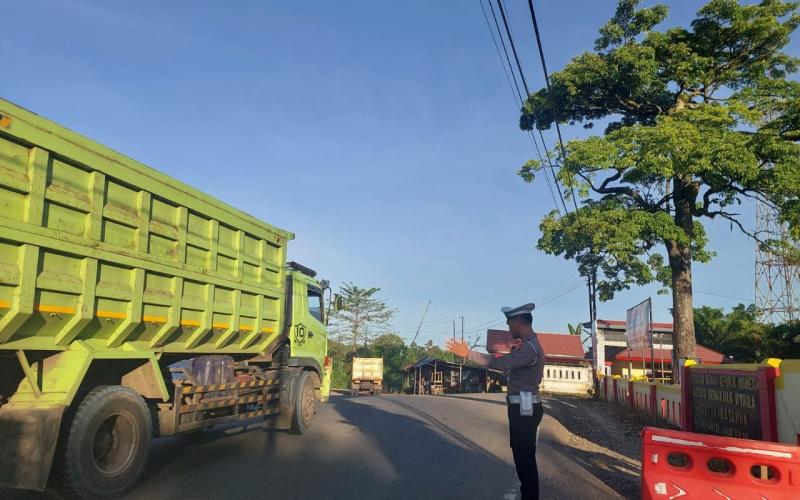 Ciptakan Kenyamanan Masyarakat Dalam Berkendara Polsek Ketahun Laksanakan Morning Traffic Control