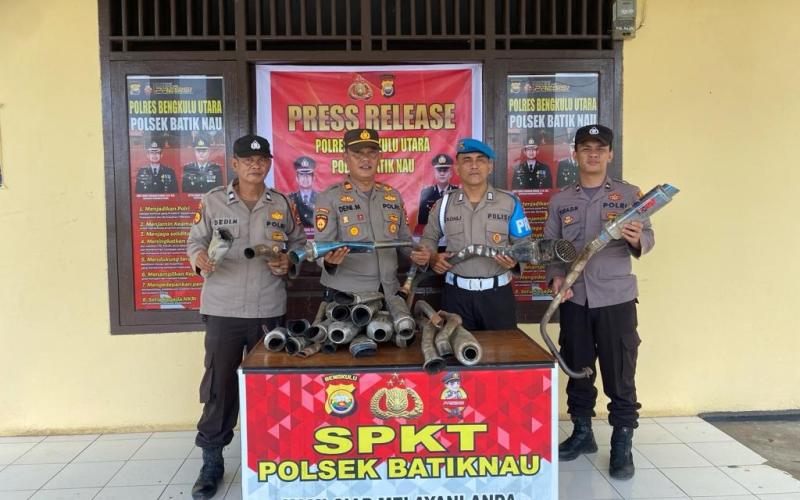 Gelar Press Release, Polsek Batik Nau Berhasil Sita Puluhan Knalpot Brong