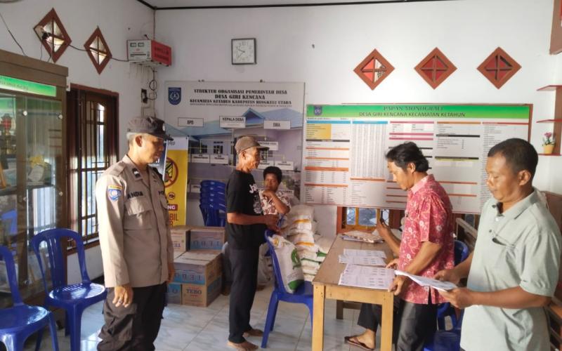 Polisi Pantau Langsung Kegiatan Pembagian Beras Bulog di Desa Giri Kencana