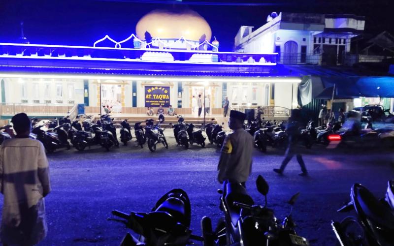 Anggota Polsek Ketahun Lakukan Pengamanan Kegiatan Isra Miraj yang Digelar Warga di Masjid Ataqwa