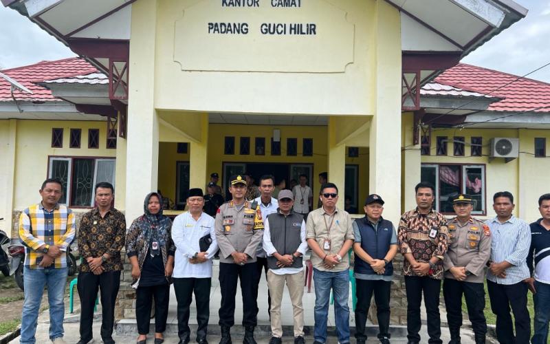 Kapolres Kaur Beserta Rombongon Monitoring Pelaksanaan Rekapitulasi Tingkat PPK di Kecamatan  Padang Guci Hilir