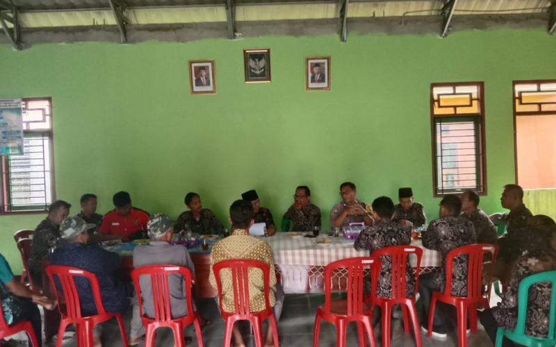 Seluma - Bhabinkamtibmas Polsek Sukaraja Polres Seluma Polda Bengkulu, Aiptu Thomas Eko mewakili Kapolsek Sukaraja menghadiri giat Musyawarah Perencanaan Pembangunan Fisik dan Nonfisik Desa Tahun 2024 (Musrenbang Desa tahun anggaran 2024) di Desa Bukit Peninjauan II Kec. Sukaraja Kab. Seluma, Kamis (22/02/2024).  Dalam kesempatan musyawarah tersebut Bhabinkamtibmas menyampaikan pesan Kamtibmas kepada masyarakat untuk dapat bersama sama menjaga Situasi Kamtibmas khususnya di Desa Bukit peninjauan II Kecamata