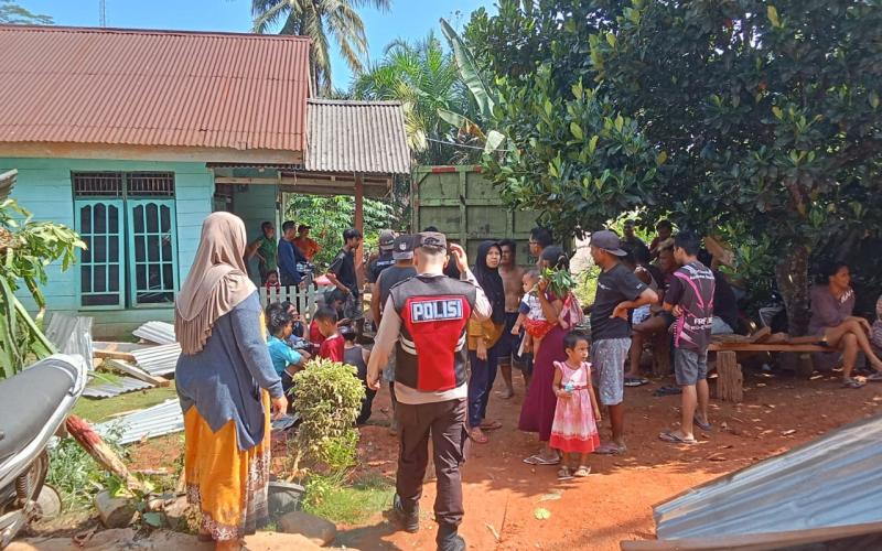 Dump Truk Tabrak Rumah Warga, Polsek Batik Nau Datangi TKP