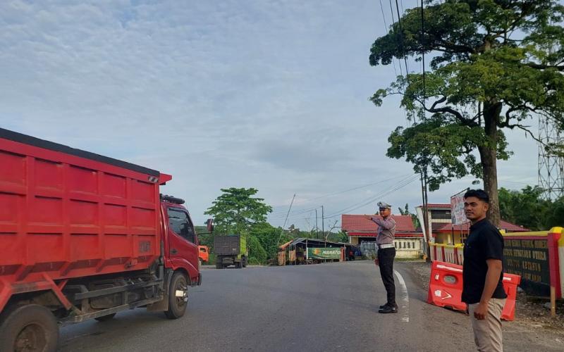 Morning Traffic Control Polsek Ketahun Beri Kelancaran Di Jalan Raya