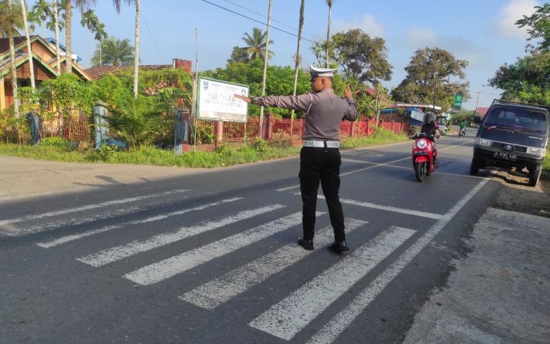 Beri Kelancaran Di Jalan Raya Masyarakat, Polsek Ketahun Gelar Morning Traffic Control 