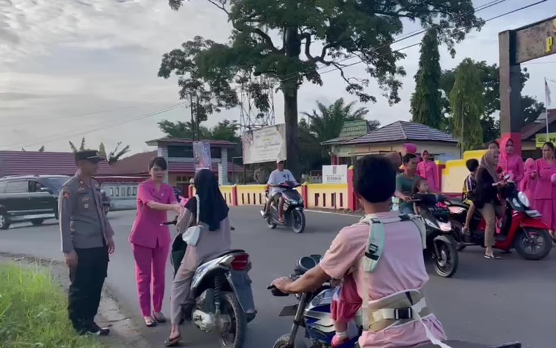 Berbagi Kebahagiaan Jelang Berbuka Puasa,  Polsek Ketahun Bagi-Bagi Takjil