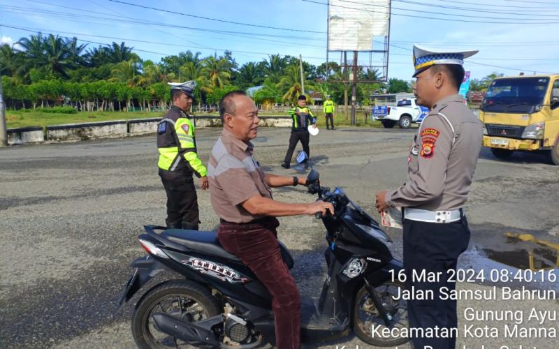 Bengkulu Selatan - Untuk memastikan keselamatan berlalu lintas berjalan dengan lancar, khususnya menjelang bulan Ramadhan 1445 Hijrah. Polres Bengkulu Selatan (BS) melalui Satlantas menggelar Giat Satgas III Operasi Keselamatan Nala 2024. Operasi tersebut dilakukan pada Kamis  14 Maret 2024 sekira pukul 16 .30 WIB sampai dengan selesai. Adapun titik operasi tersebut dipusat di Jalan protokol dalam Kota Manna, terutama Jln Jendral Sudirman Kecamatan Pasar Manna Kabupaten Bengkulu  dan Simpang Rukis Manna BS.