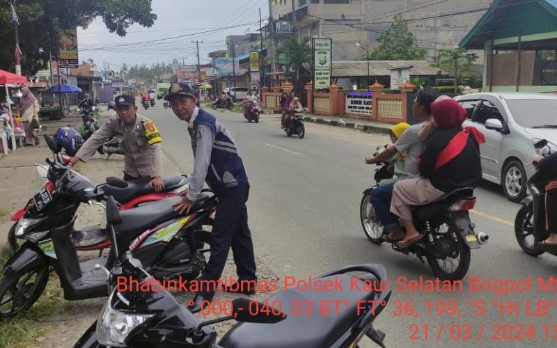 Patroli, Polsek Kaur Selatan Lakukan Pengamanan dan Pasar Turlalin di Pasar Kaget 