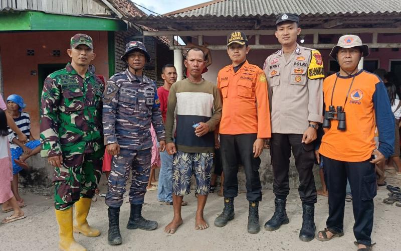 Personel Polsek Kaur Selatan Monitoring dan Evakuasi Nelayan Alami Kerusakan Kapal 
