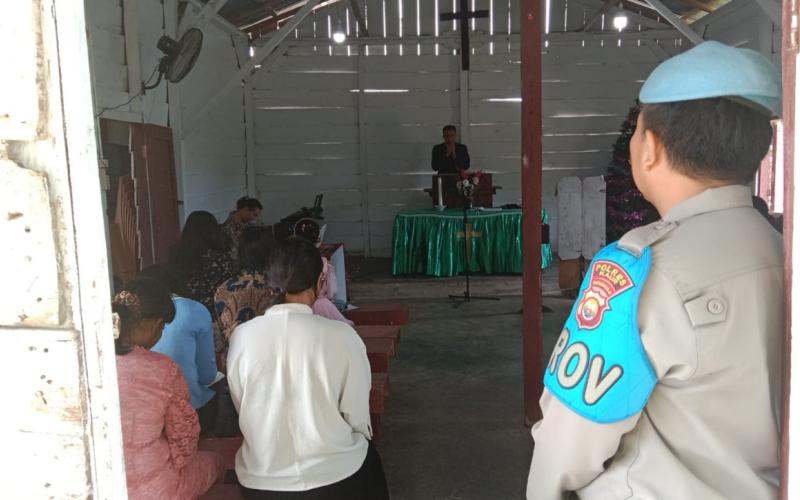 Polsek Kaur Selatan Monitoring Kegiatan Pengamanan Ibadah Gereja Umat Kristiani di Postel HKBP Pondok Pusaka 