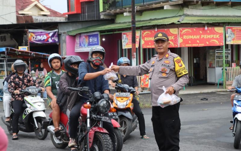 Semangat Saling Berbagi, Polres Rejang Lebong Berbagi Takjil kepada Warga