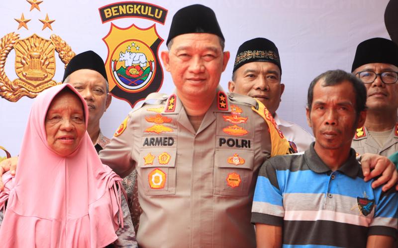 Berikan 100 Paket Sembako untuk warga Bengkulu Selatan, Kapolda Bengkulu Gelar Bulan Bakti Ramadan 