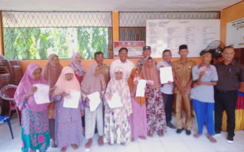 Hadiri Penyaluran BLT DD di Desa Tanjung Pandan, Bhabinkamtibmas Sampaikan Imbauan Kamtibmas 