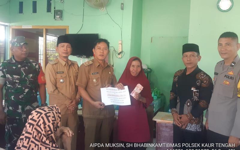 Hadiri Penyaluran BLT DD di Desa Tanjung Beringin,  Bhabinkamtibmas Sampaikan Imbauan Kamtibmas  