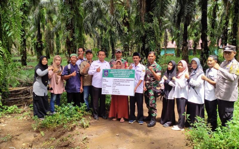 Bhabinkamtibmas Menghadiri Musyawarah Pra Pelaksanaan Pembangunan Fisik dan Non Fisik di Desa Tanjung Harapan