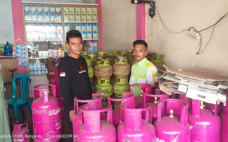 Cegah Kelangkaan, Personel Polsek Ketahun Cek Pangkalan Gas LPG 3 Kg