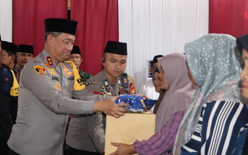 Haru! Kapolda Bengkulu Berdialog Langsung Kepada Masyarakat Penerima 100 Paket Bansos di Bengkulu Utara