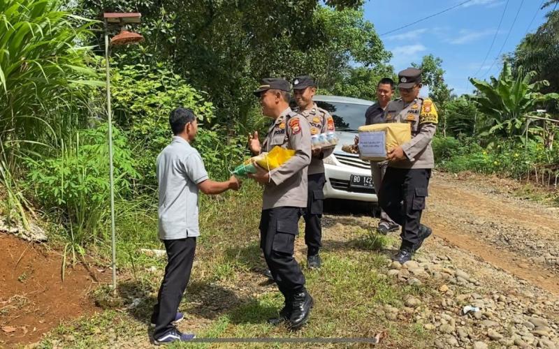 Peduli Sesama, Personel Polsek Padang Jaya Laksanakan Bakti Sosial kepada Masyarakat Desa Tanjung Harapan