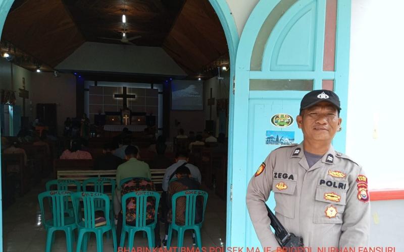 Berikan Pengamanan Ibadah di Gereja, Polsek Maje Ciptakan Kamtibmas Kondusif