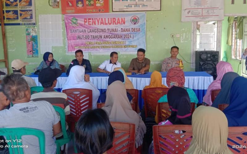 Bhabinkamtibmas Polsek Lebong Tengah Hadiri Penyaluran BLT DD di Desa Bunga Tanjung I
